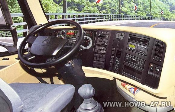 Увеличить Рулевое колесо и приборная панель HOWO A7